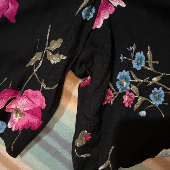 ❣️CLEARANCE ITEM❣️Beautiful Swim Coverup Shorts - Picture 7 of 11